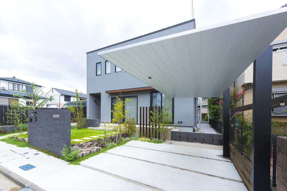 駐車スペースにはカーポートSC