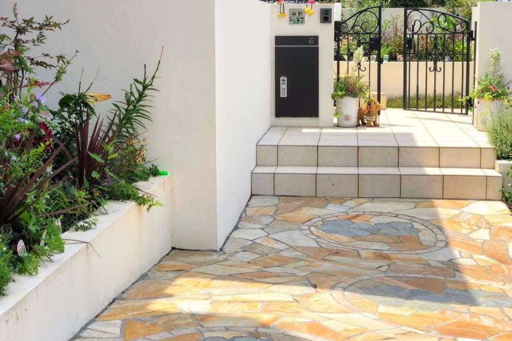 美しい自然石の乱形張り