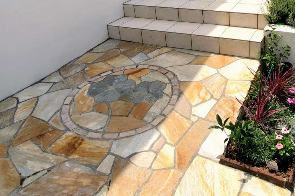 自然石で描いたクローバー