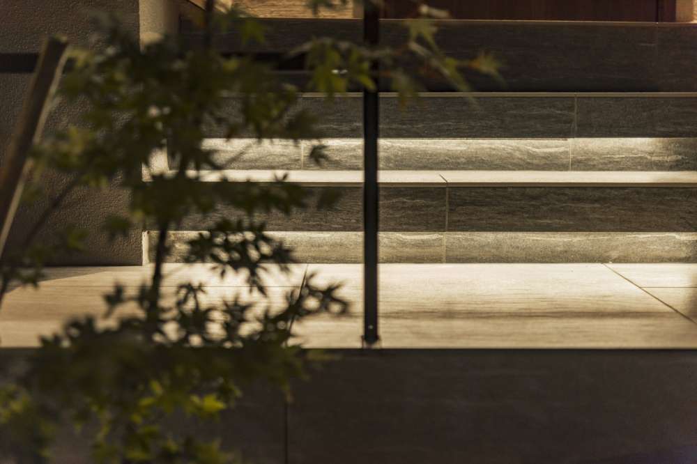 ラインライトのある浮き階段