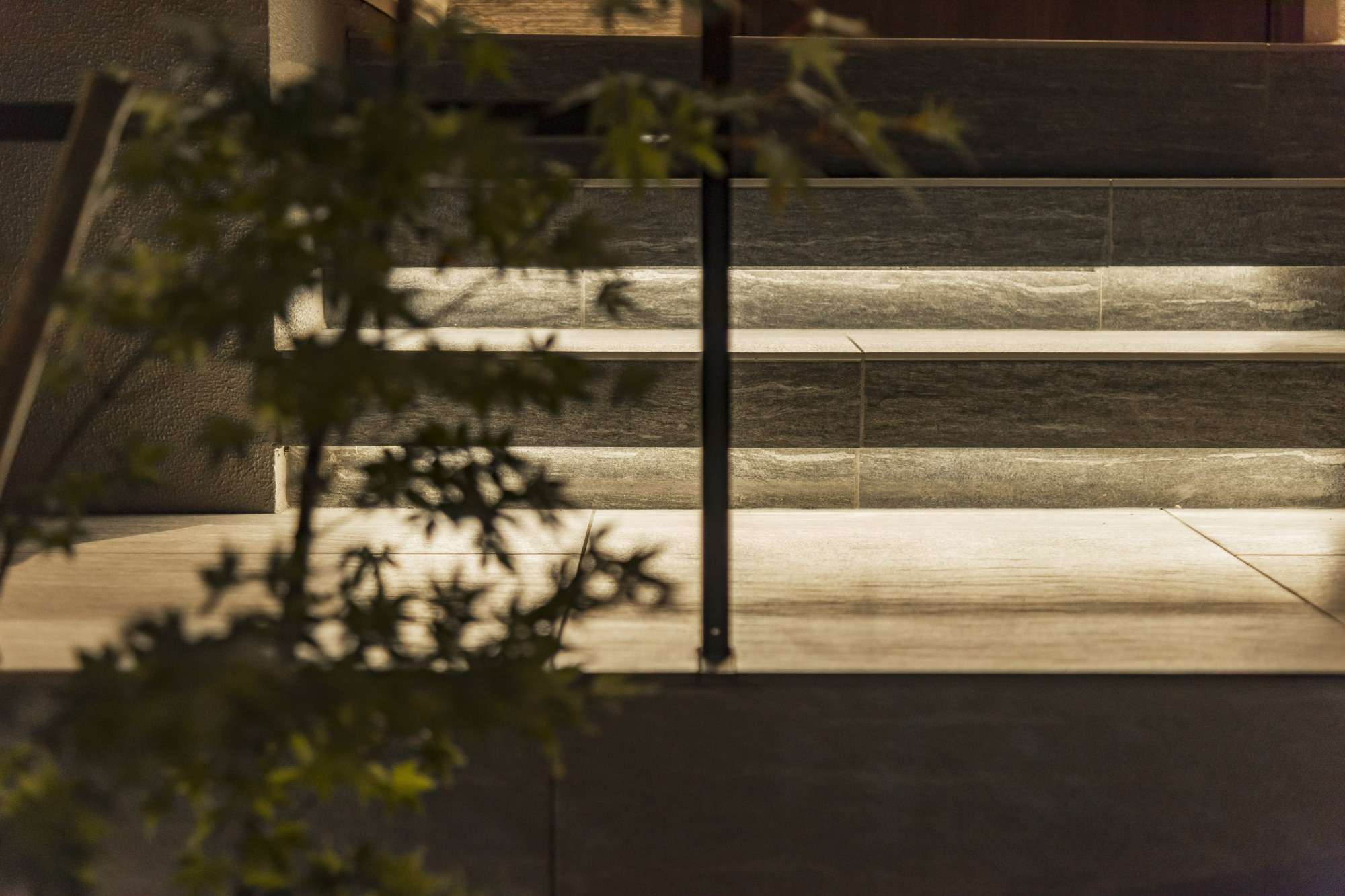 ラインライトのある浮き階段