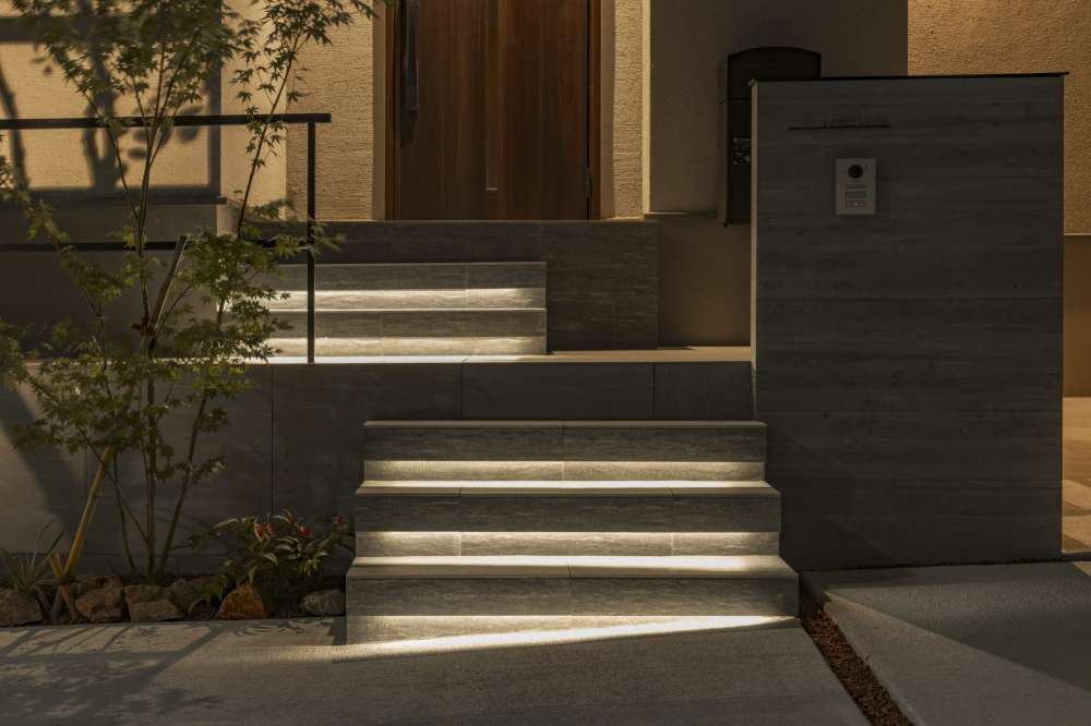 アプローチ階段をライトアップ