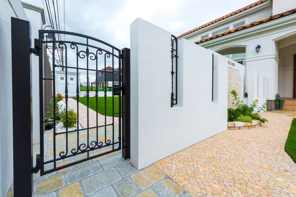 ドッグランへ続くアイアンの門扉