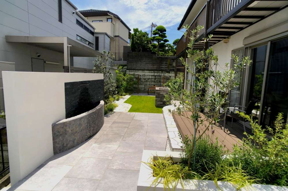 壁泉のあるお庭の全景