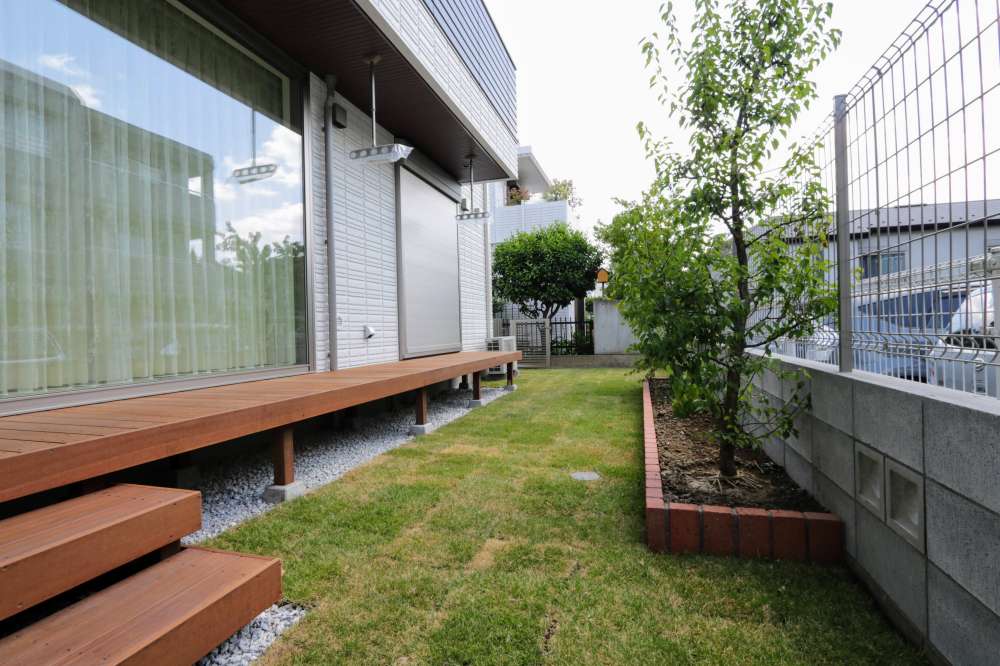 芝生と花壇で愛犬と楽しむスペース