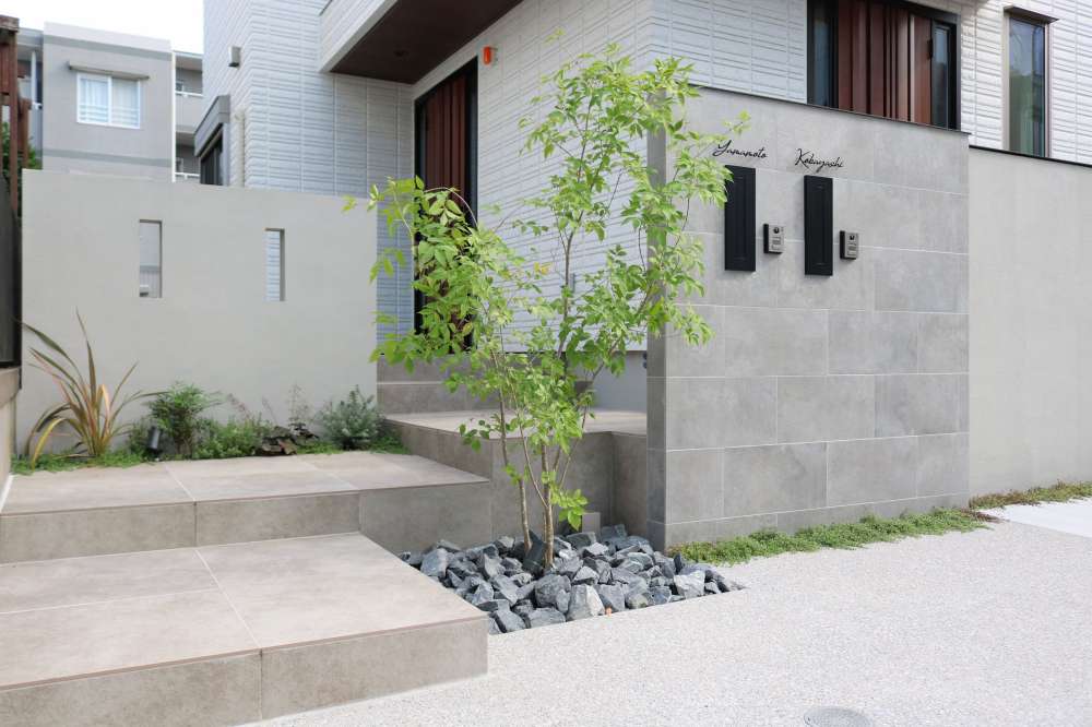 セラレバンテタイル張りの門柱に600角タイル張りのアプローチ階段