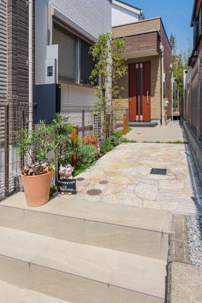 乱形の自然石張り仕上げ