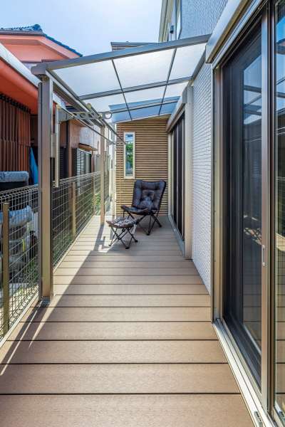 テラス屋根とウッドデッキ