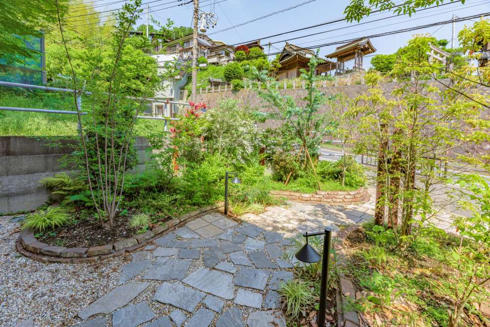 乱形石敷きのアプローチ