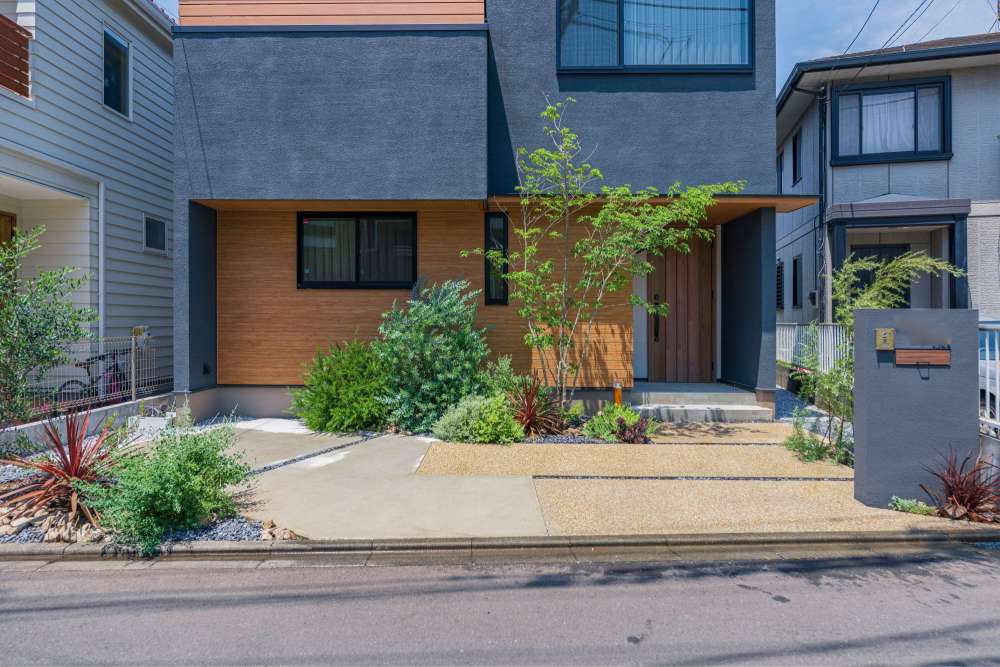 グレイッシュブルーの外観が特徴的なお住まいにグリーンを