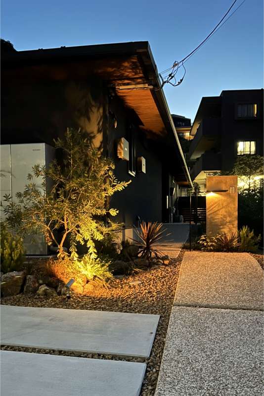 アプローチのライトアップ