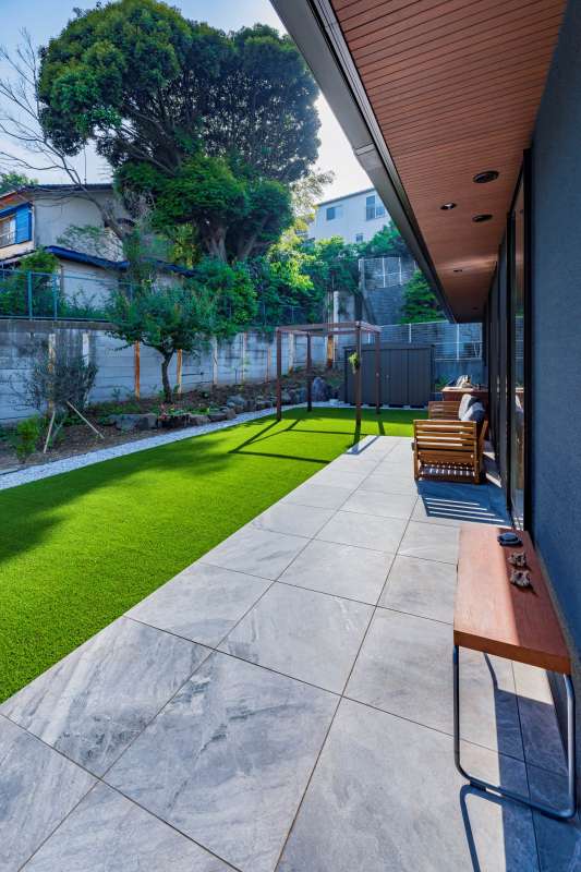 タイルテラスと人工芝