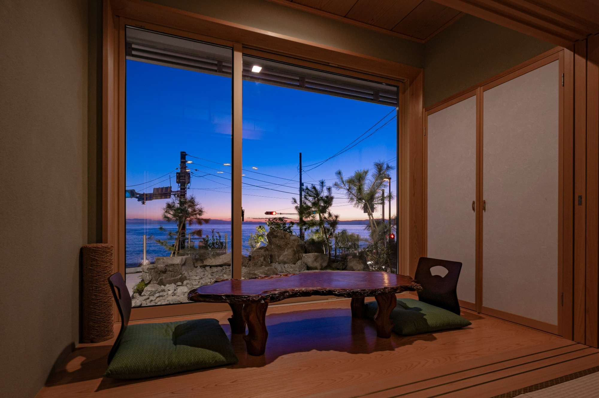 床の間から見た和風庭園