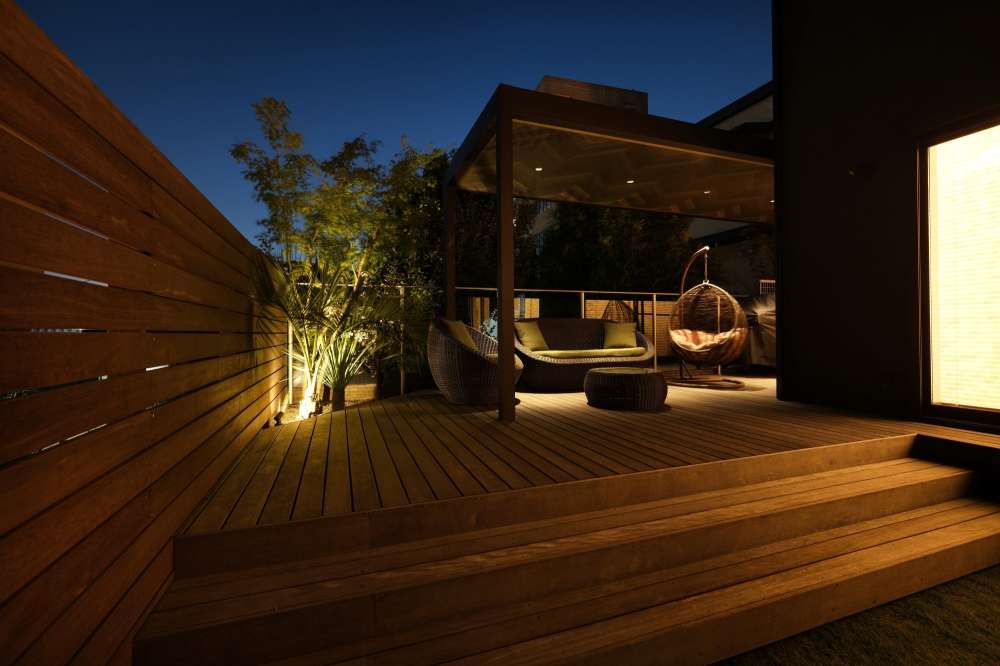 夜のアウトドアリビング