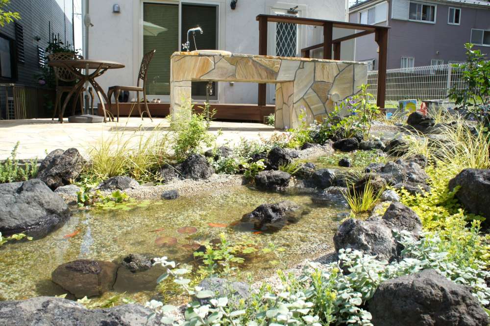 水辺を楽しめる庭