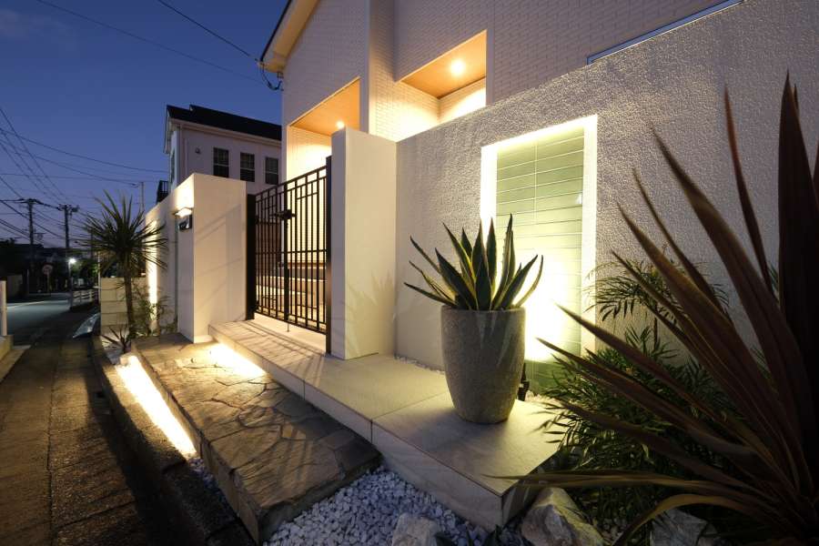 石張り・タイル張り・塗壁からなるモダンなアプローチ
