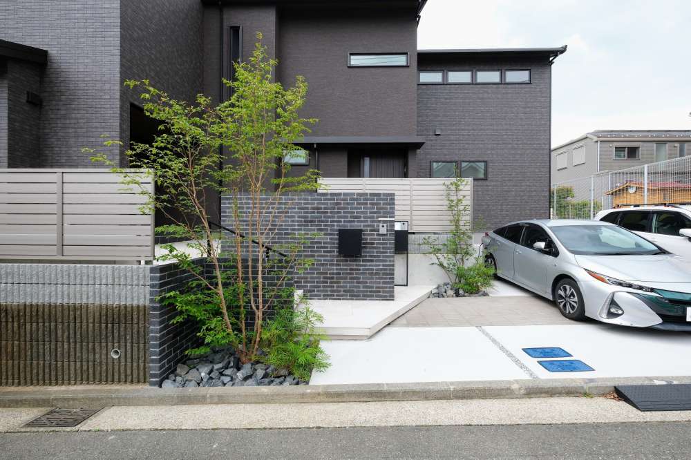 エントランスと駐車スペース