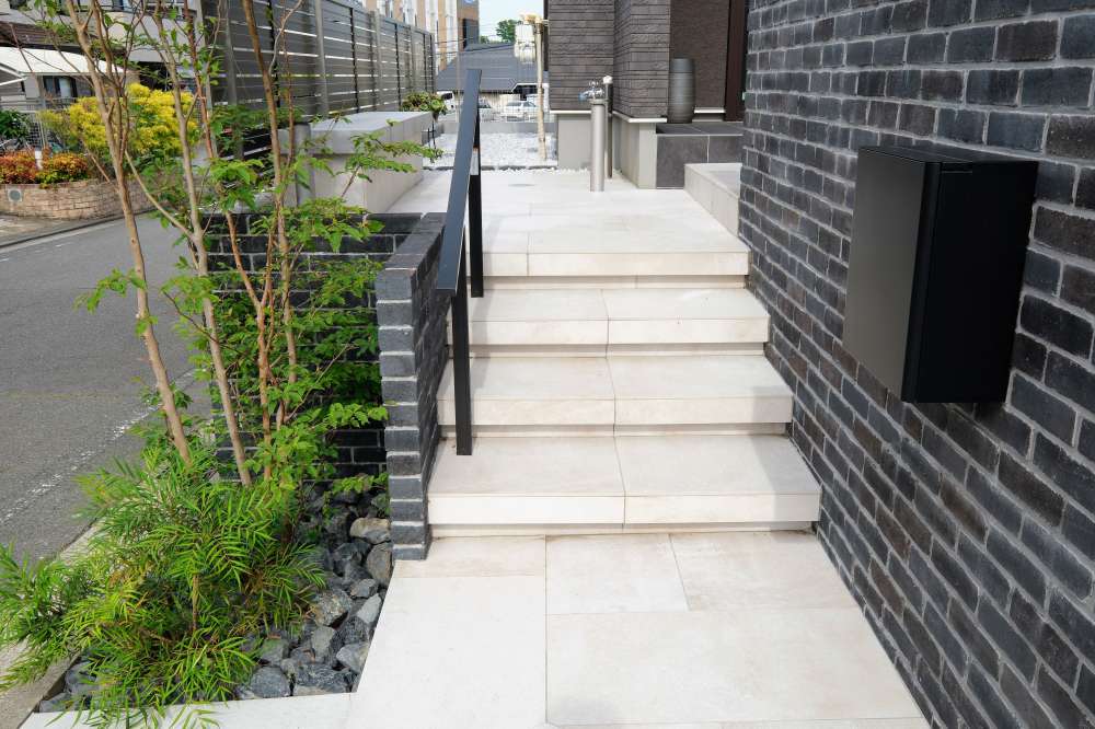 浮き階段に関する外構の施工事例