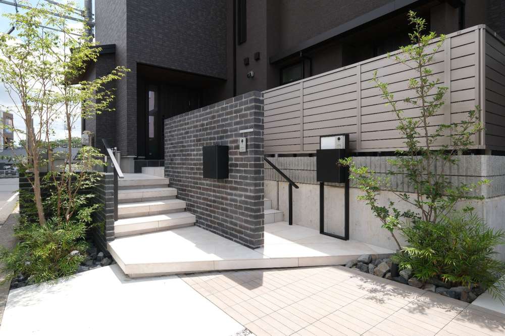 二世帯住宅のエントランス