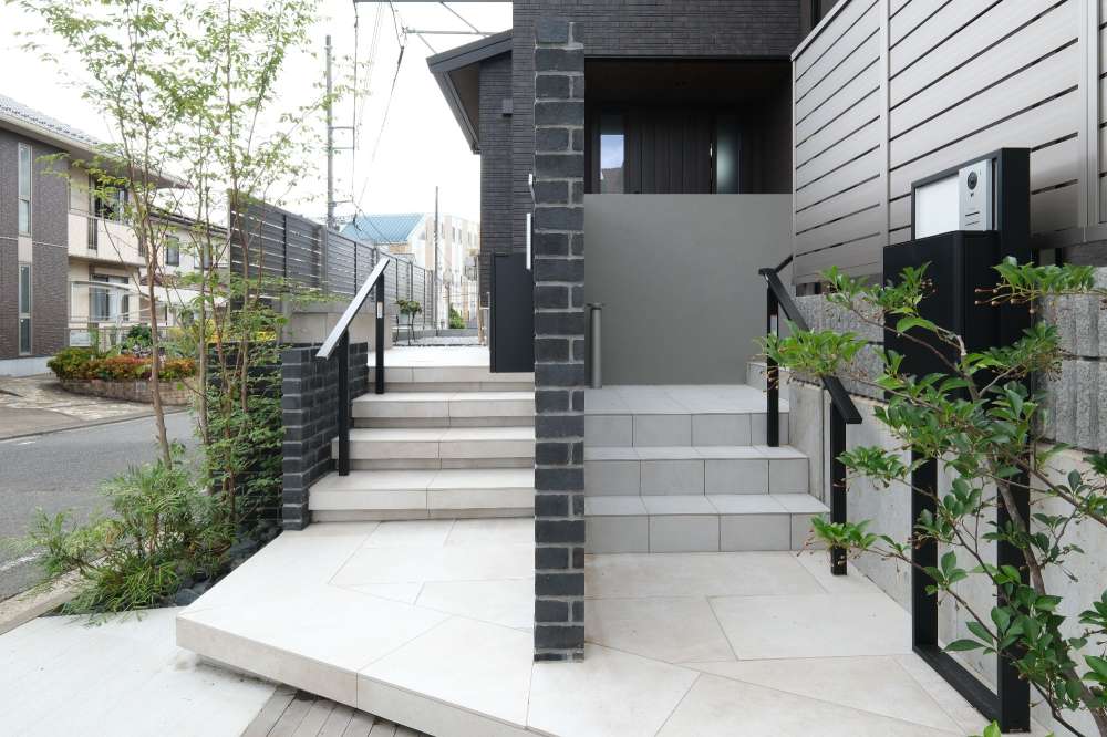 二世帯住宅のエントランス