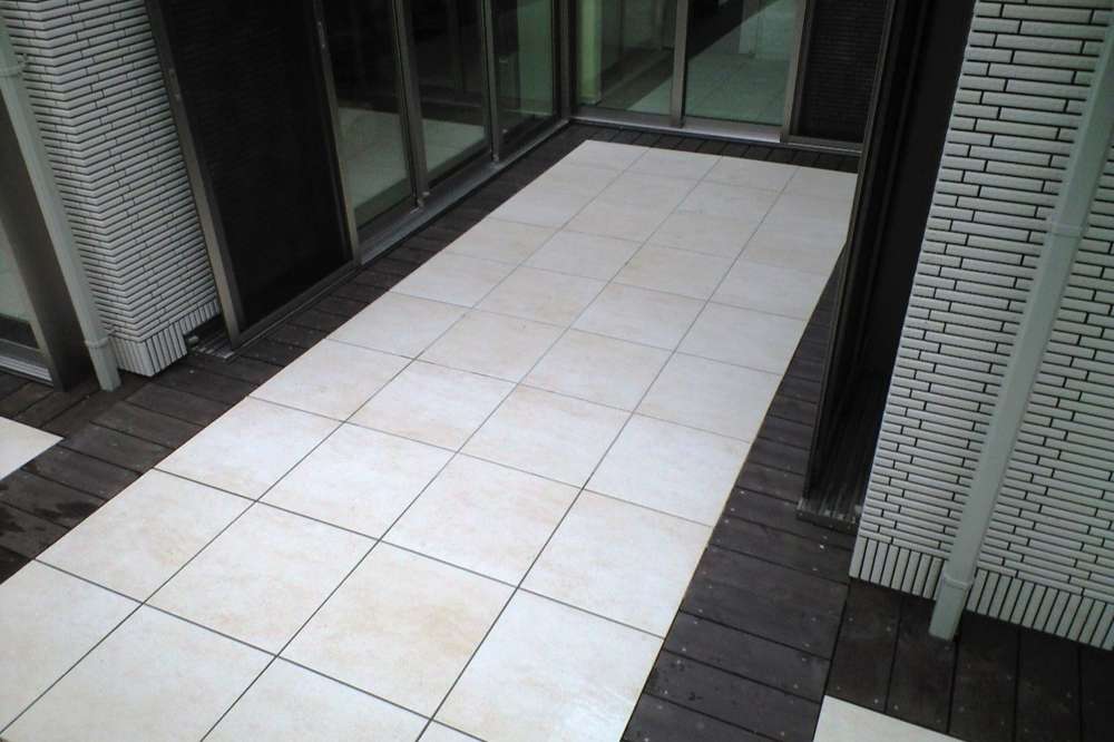 室内へと続くタイル張りアプローチ