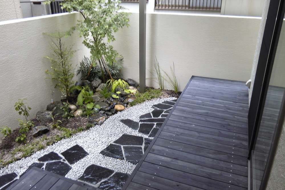 縁側から眺める和のお庭