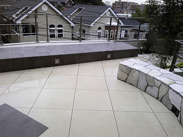 グレータイルベンチ、フットライト