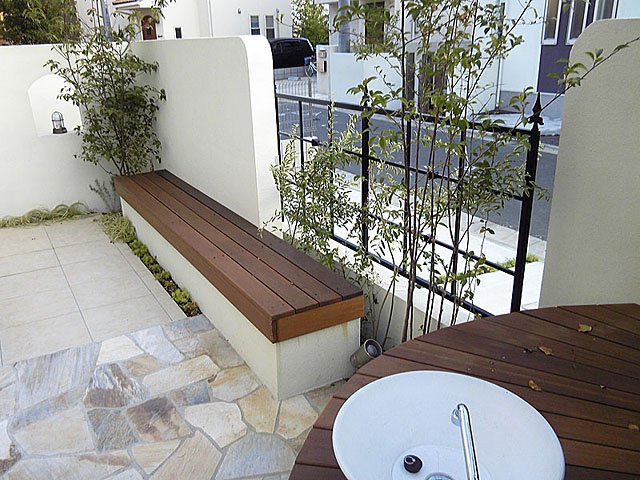 テラス、ウッドベンチ、水栓台、植木、ハードウッド