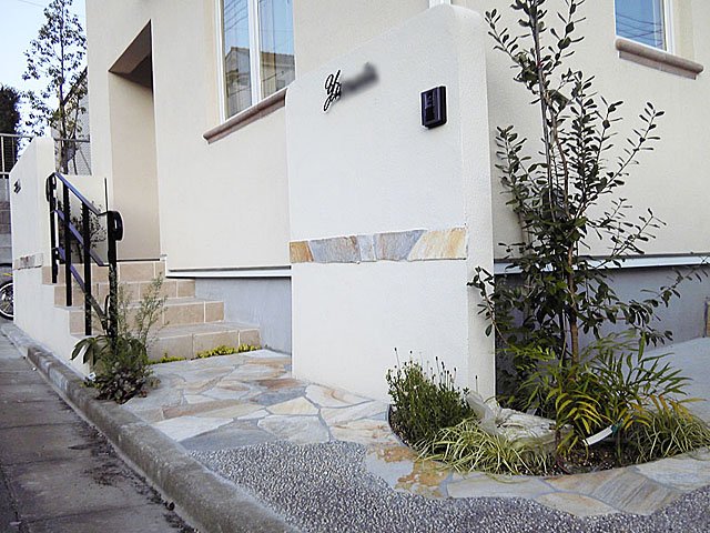 外壁、自然石、植木、玄関