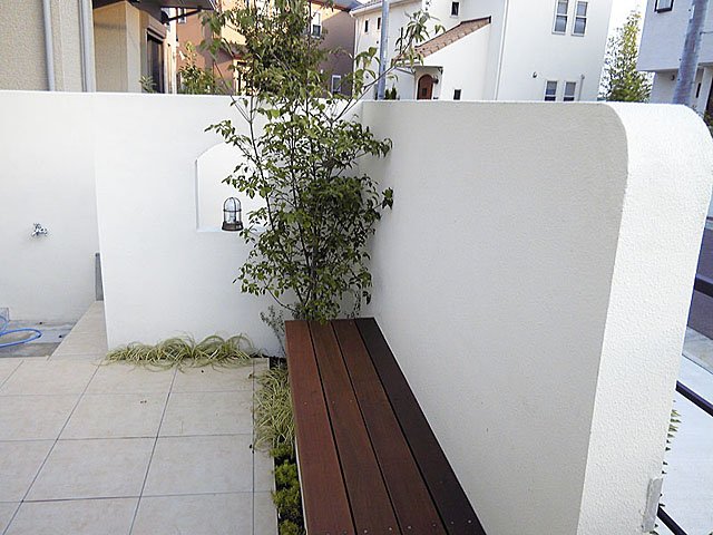 ウッドベンチ、植木、マリンランプ、飾り穴、外壁、目隠し、ハードウッド