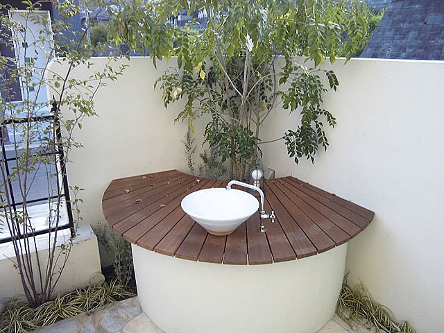 水栓台、ウッド、植木