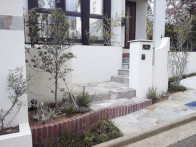 外構、外壁、レンガ、タイル、階段、植木