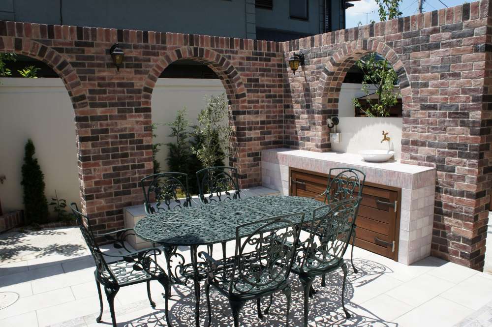 ガーデンキッチンでアフタヌーンティーを楽しむ空間。