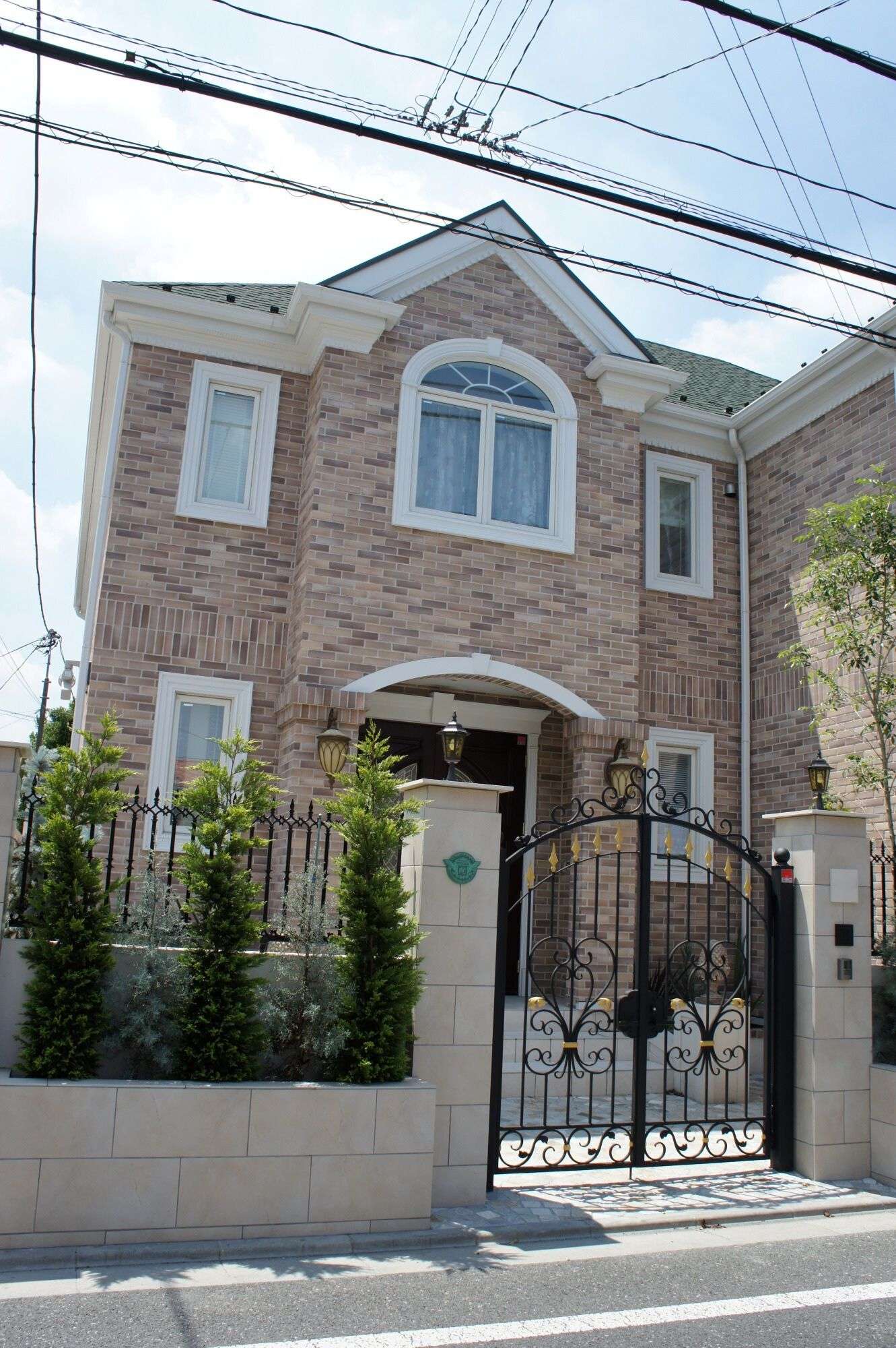 フェンスと植木で自然に目隠し