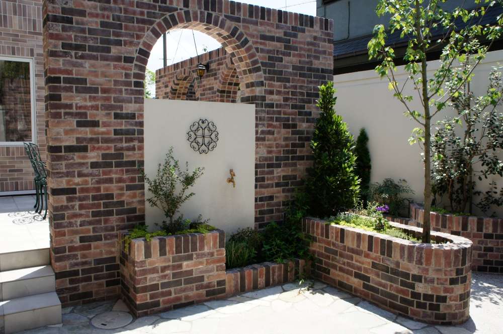 英国風、レンガ、アーチ、花壇、水栓、植木