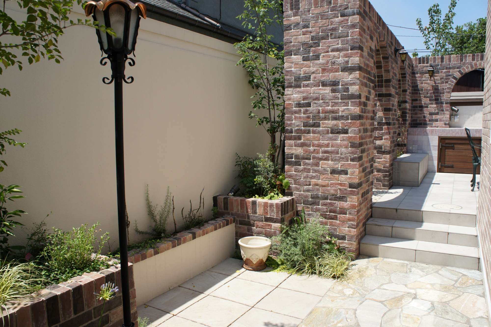 アーチの脇もさりげなく植栽スペースを。