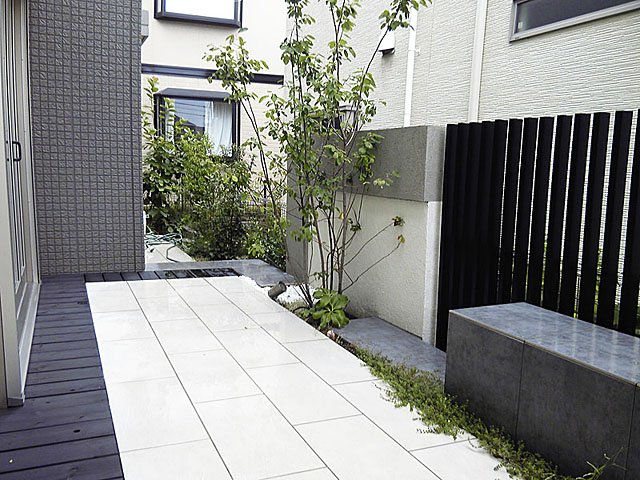 ウッド、タイル、草目地、植木、ベンチ