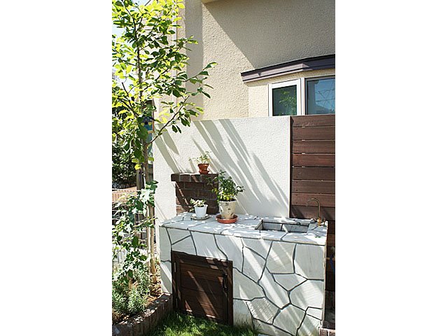 自然石、ウッド、水栓、収納、花壇、レンガ、外壁