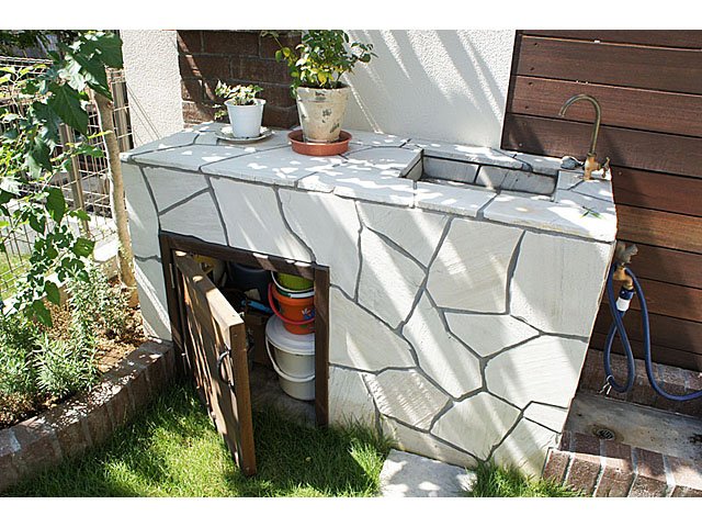 自然石水栓台とウッド収納