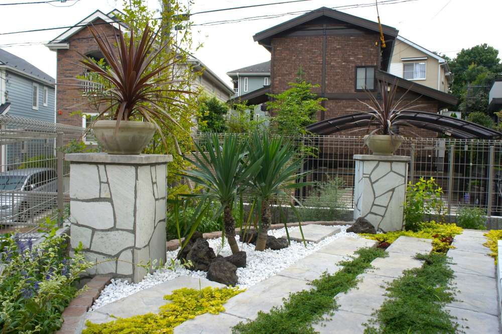 南国風のお庭を植栽とタイルで