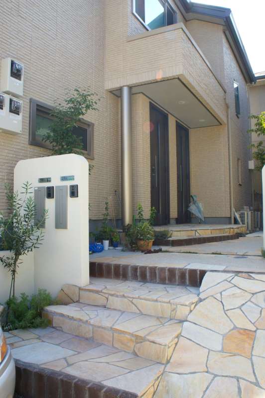 二世帯向けの門柱