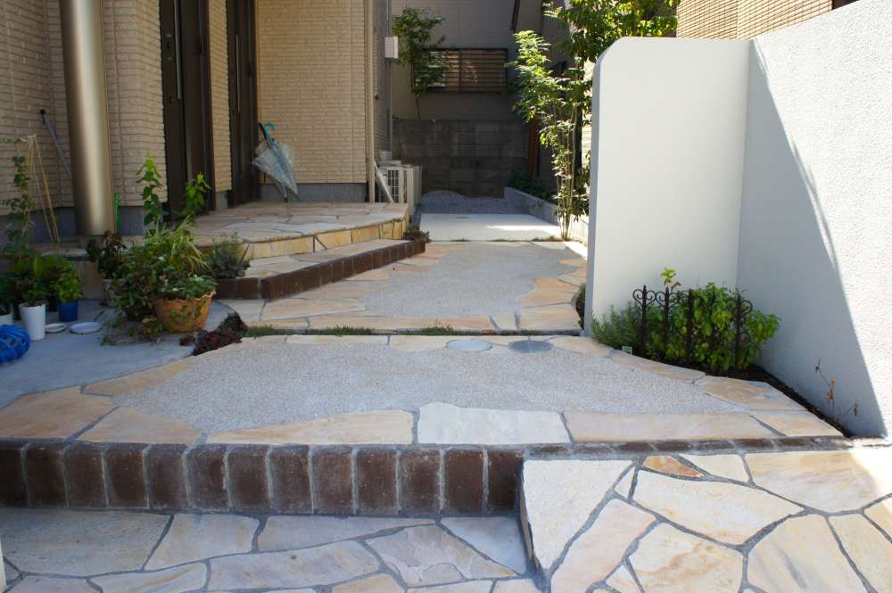 スペースを広くとられた玄関前