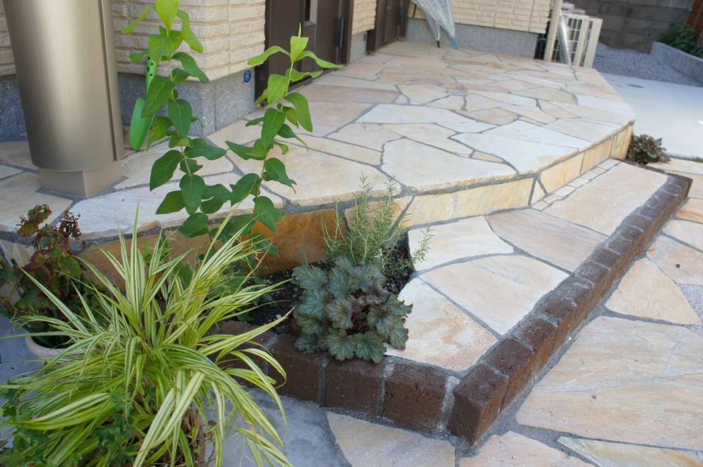 玄関前の小脇に植栽スペース