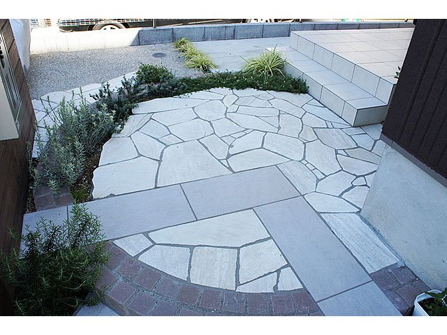 タイル、自然石、レンガ、植栽、草目地、緑