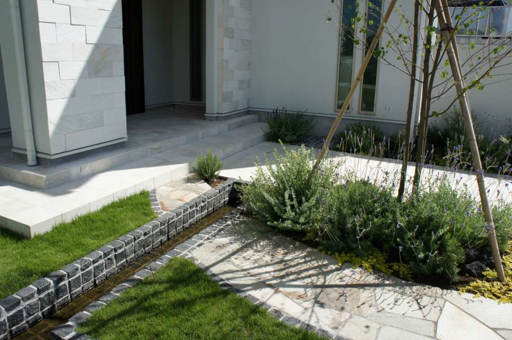 小川の脇にラベンダー