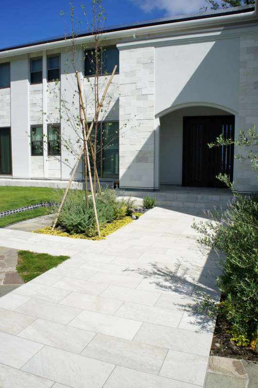 ゲストを建物へ導くアプローチ