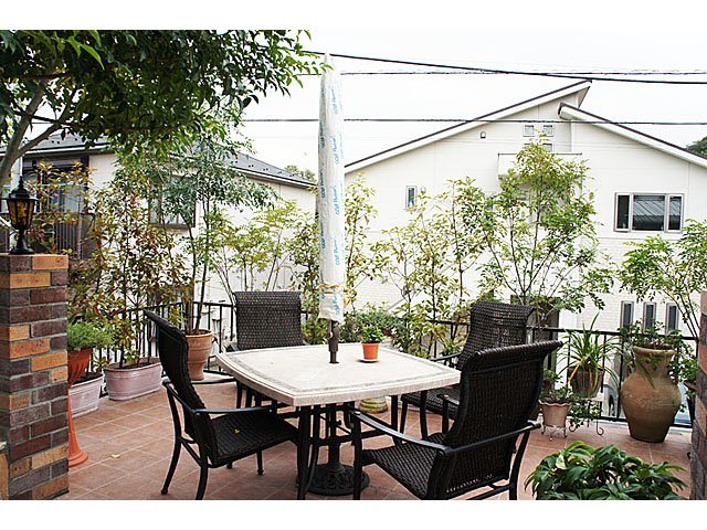 テラスにガーデンファニチャー