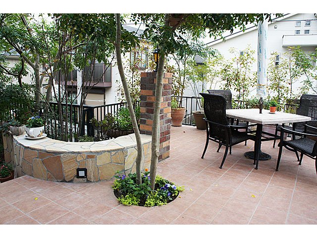 タイルテラスと自然石のRベンチ