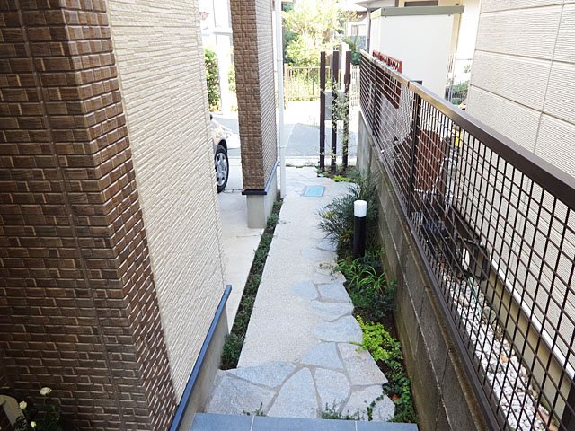 玄関までのアプローチ