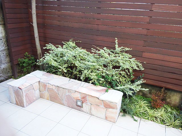 石張りのベンチ